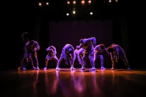 El arte del movimiento: Análisis en detalle de las coreografías más populares del K-POP…