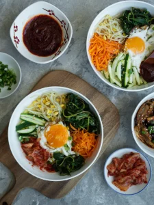 Platos populares de arroz coreano como bibimbap y kimchi fried rice