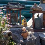 Descubre la paz interior a través del senderismo en los templos budistas…
