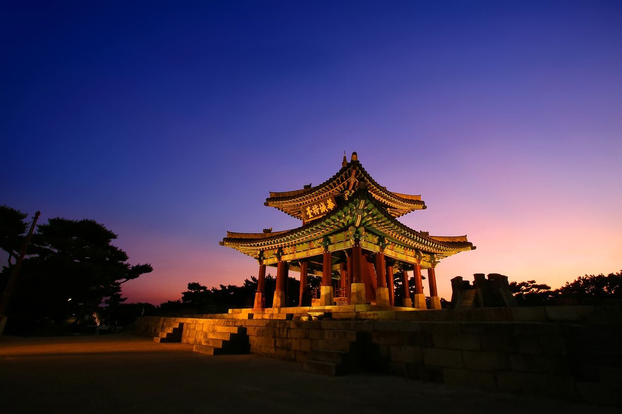 Descubre la belleza natural y la historia de Corea del Sur con una caminata por la fortaleza…