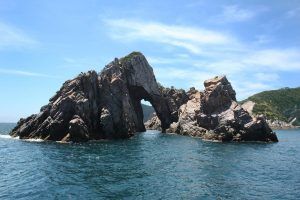 Descubre la belleza oculta de la Isla de Hongdo: aguas cristalinas y formaciones rocosas…
